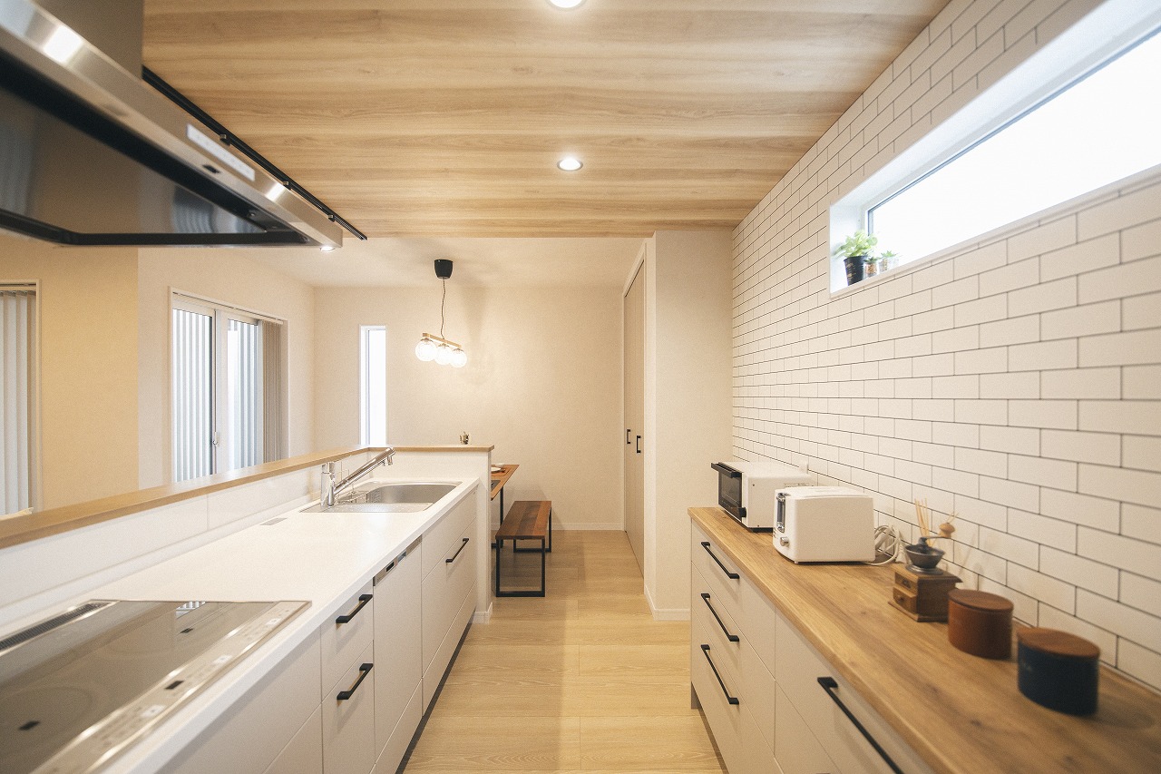 2階建てモデルハウスのキッチンと横並びダイニング